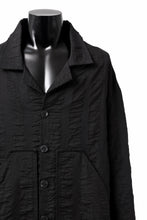 画像をギャラリービューアに読み込む, SOSNOVSKA SQUEEZED STRIPE COAT (BLACK)