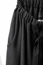 画像をギャラリービューアに読み込む, SOSNOVSKA SOFT STITCHED PANTS (DARK GREY)