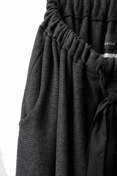 画像をギャラリービューアに読み込む, SOSNOVSKA SOFT STITCHED PANTS (DARK GREY)