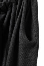 画像をギャラリービューアに読み込む, SOSNOVSKA SOFT STITCHED PANTS (DARK GREY)