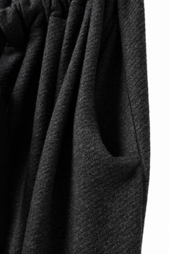 画像をギャラリービューアに読み込む, SOSNOVSKA SOFT STITCHED PANTS (DARK GREY)