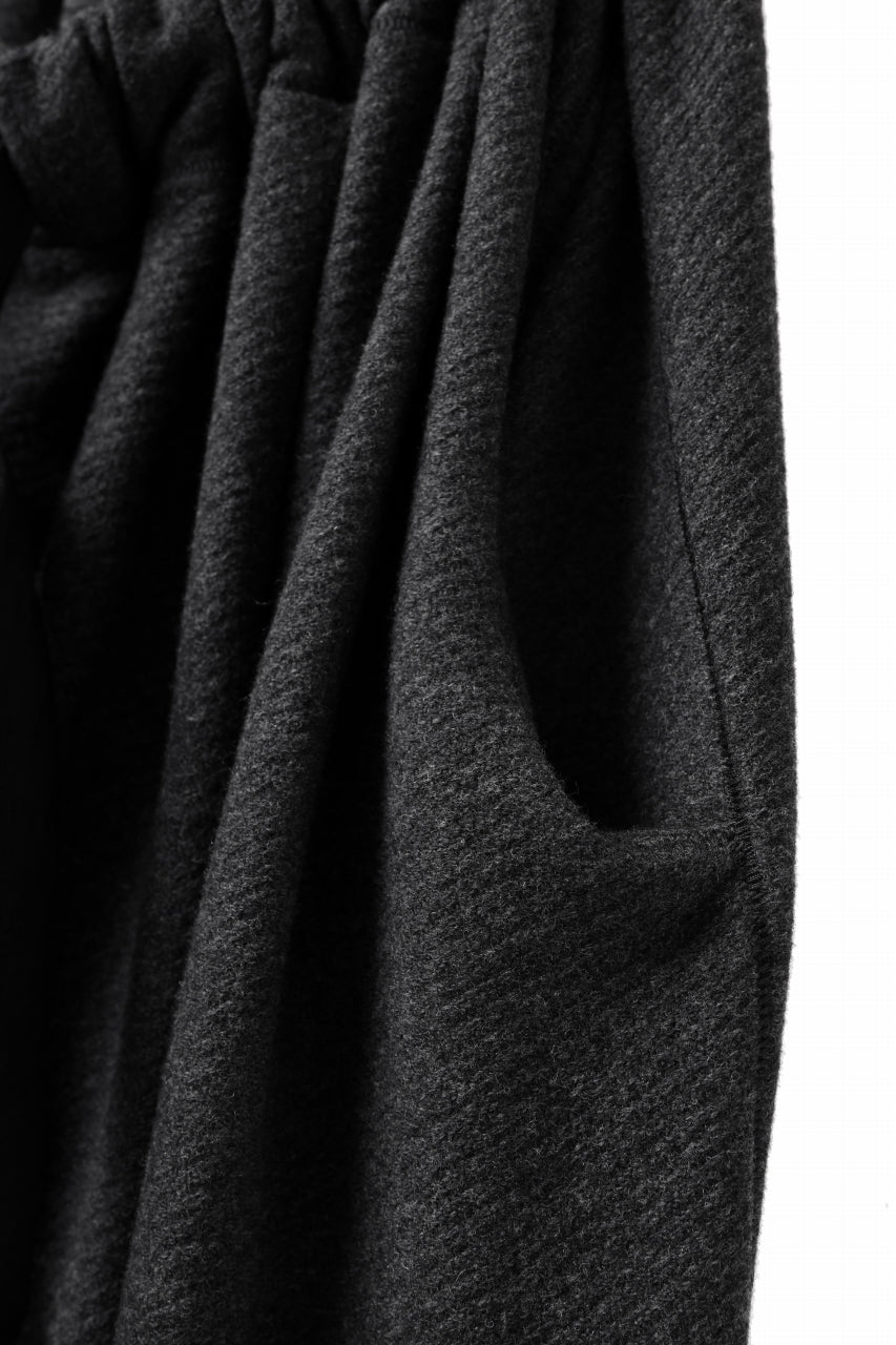 画像をギャラリービューアに読み込む, SOSNOVSKA SOFT STITCHED PANTS (DARK GREY)