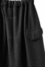 画像をギャラリービューアに読み込む, SOSNOVSKA SOFT STITCHED PANTS (DARK GREY)