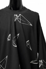 画像をギャラリービューアに読み込む, A.F ARTEFACT PYRA PATTERN PRINT CREW NECK TOPS (BLACK)