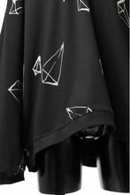 画像をギャラリービューアに読み込む, A.F ARTEFACT PYRA PATTERN PRINT CREW NECK TOPS (BLACK)