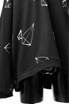 画像をギャラリービューアに読み込む, A.F ARTEFACT PYRA PATTERN PRINT CREW NECK TOPS (BLACK)