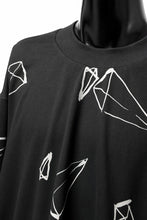画像をギャラリービューアに読み込む, A.F ARTEFACT PYRA PATTERN PRINT CREW NECK TOPS (BLACK)