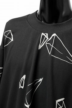 画像をギャラリービューアに読み込む, A.F ARTEFACT PYRA PATTERN PRINT CREW NECK TOPS (BLACK)