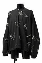画像をギャラリービューアに読み込む, A.F ARTEFACT PYRA PATTERN PRINT CREW NECK TOPS (BLACK)