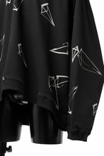 画像をギャラリービューアに読み込む, A.F ARTEFACT PYRA PATTERN PRINT CREW NECK TOPS (BLACK)
