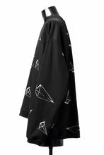 画像をギャラリービューアに読み込む, A.F ARTEFACT PYRA PATTERN PRINT CREW NECK TOPS (BLACK)