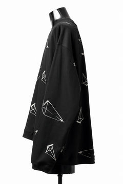 画像をギャラリービューアに読み込む, A.F ARTEFACT PYRA PATTERN PRINT CREW NECK TOPS (BLACK)