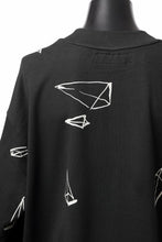 画像をギャラリービューアに読み込む, A.F ARTEFACT PYRA PATTERN PRINT CREW NECK TOPS (BLACK)