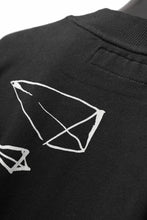 画像をギャラリービューアに読み込む, A.F ARTEFACT PYRA PATTERN PRINT CREW NECK TOPS (BLACK)
