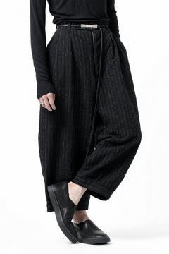 画像をギャラリービューアに読み込む, KLASICA GOSSE TWO TUCKED TROUSERS / LIGHT WEIGHT BLUR STRIPES (INK BLACK)