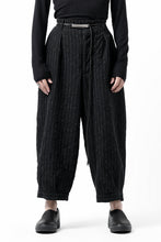 画像をギャラリービューアに読み込む, KLASICA GOSSE TWO TUCKED TROUSERS / LIGHT WEIGHT BLUR STRIPES (INK BLACK)