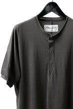 画像をギャラリービューアに読み込む, Hannibal. Hidden Button Placket T-Shirt / adrian 111. (STONE)