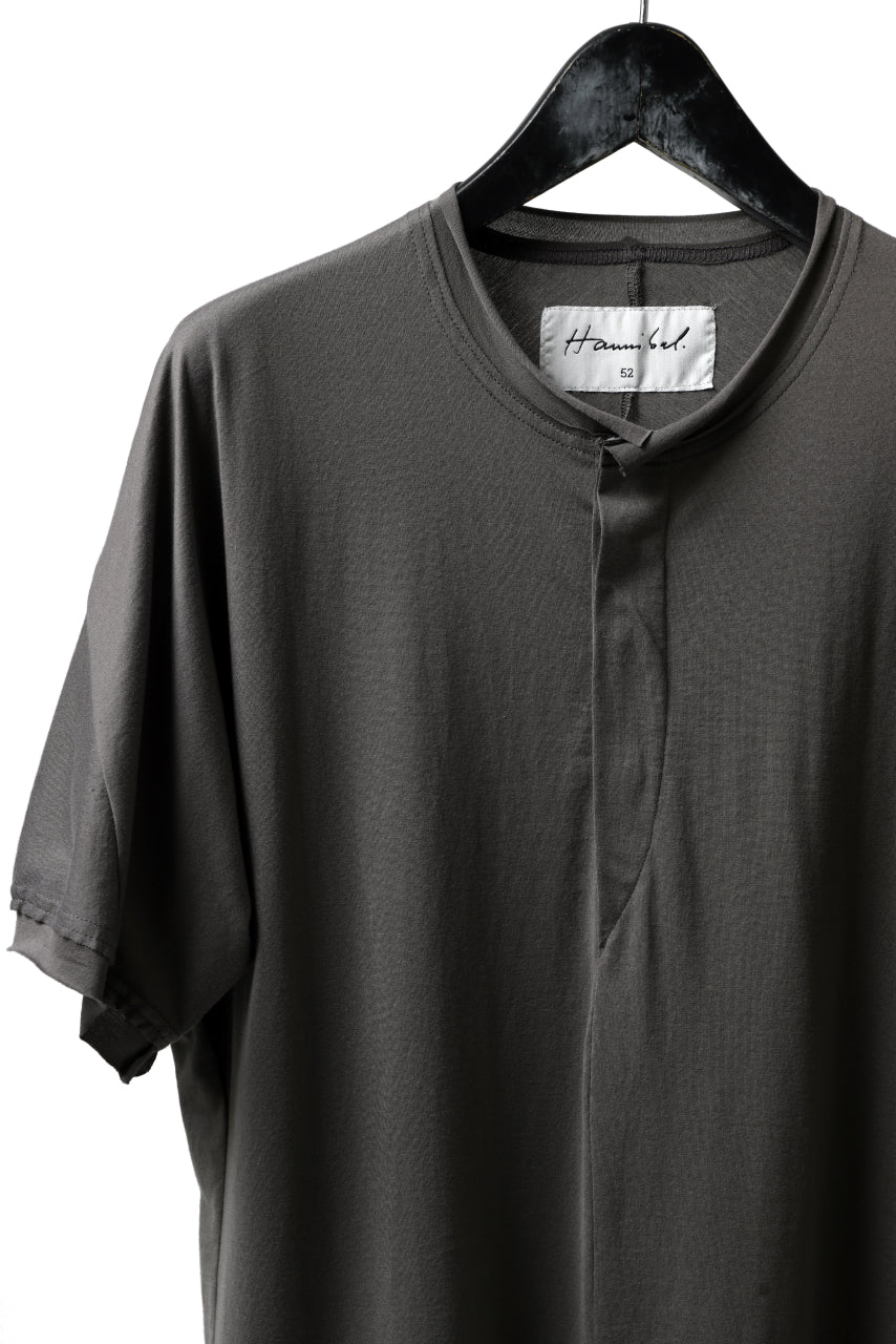 画像をギャラリービューアに読み込む, Hannibal. Hidden Button Placket T-Shirt / adrian 111. (STONE)