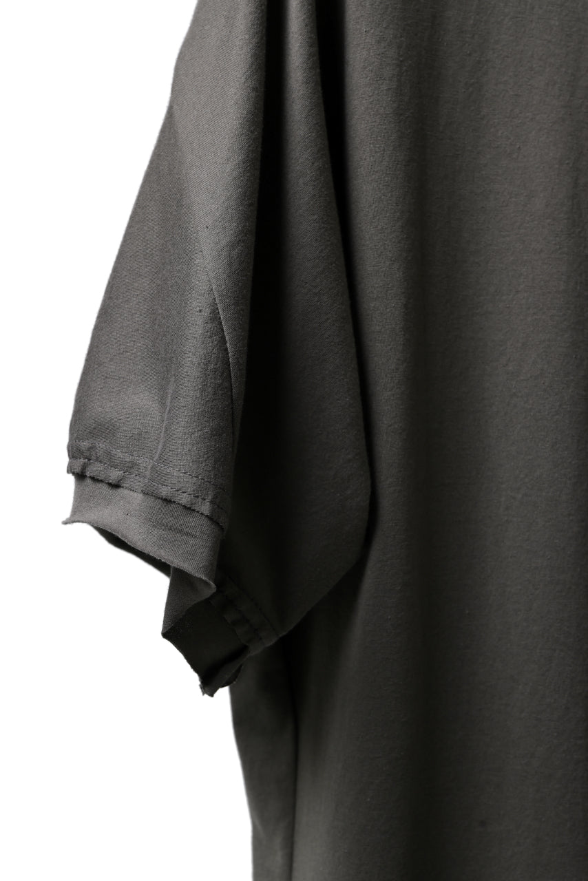 画像をギャラリービューアに読み込む, Hannibal. Hidden Button Placket T-Shirt / adrian 111. (STONE)