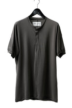 画像をギャラリービューアに読み込む, Hannibal. Hidden Button Placket T-Shirt / adrian 111. (STONE)