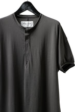 画像をギャラリービューアに読み込む, Hannibal. Hidden Button Placket T-Shirt / adrian 111. (STONE)