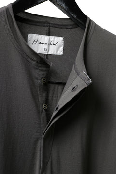 画像をギャラリービューアに読み込む, Hannibal. Hidden Button Placket T-Shirt / adrian 111. (STONE)