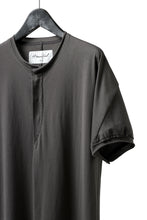 画像をギャラリービューアに読み込む, Hannibal. Hidden Button Placket T-Shirt / adrian 111. (STONE)