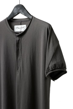 画像をギャラリービューアに読み込む, Hannibal. Hidden Button Placket T-Shirt / adrian 111. (STONE)