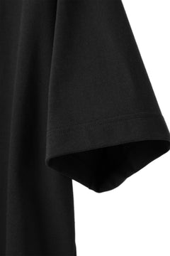 Load image into Gallery viewer, CAPERTICA OVERSIZED H/S TEE / SUVIN COTTON COMPACT JERSEY (BLACK)