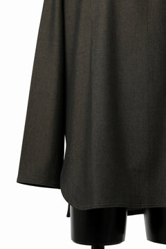 Load image into Gallery viewer, ISAMU KATAYAMA BACKLASH ROUND HEM L/S TOPS / STRETCH HEAT STORAGE FLEECE (KHAKI)