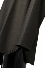 Load image into Gallery viewer, ISAMU KATAYAMA BACKLASH ROUND HEM L/S TOPS / STRETCH HEAT STORAGE FLEECE (KHAKI)