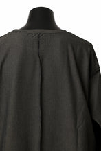 Load image into Gallery viewer, ISAMU KATAYAMA BACKLASH ROUND HEM L/S TOPS / STRETCH HEAT STORAGE FLEECE (KHAKI)