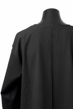 Load image into Gallery viewer, ISAMU KATAYAMA BACKLASH ROUND HEM L/S TOPS / STRETCH FLEECE (BLACK)