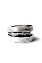 画像をギャラリービューアに読み込む, Holzpuppe Triple banded silver ring with unique texture