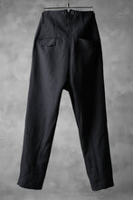 Load image into Gallery viewer, KLASICA 3TUCK TAPERED TROUSERS / RAMIE (CARBON)