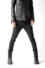 画像をギャラリービューアに読み込む, thomkrom OVERLOCKED BIAS FRONT SKINNY / STRETCH DENIM (BLACK)