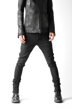 画像をギャラリービューアに読み込む, thomkrom OVERLOCKED BIAS FRONT SKINNY / STRETCH DENIM (BLACK)
