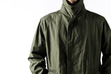 Load image into Gallery viewer, KLASICA BURRY MAC COAT / PARAFFINED COTTON (OLIVE)