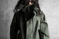 Load image into Gallery viewer, KLASICA WATER FALL MODS COAT / Ventile® UK L24 (OLIVE)