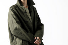 Load image into Gallery viewer, KLASICA BURRY MAC COAT / PARAFFINED COTTON (OLIVE)