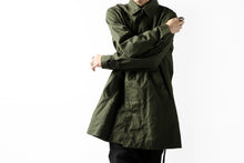 Load image into Gallery viewer, KLASICA BURRY MAC COAT / PARAFFINED COTTON (OLIVE)