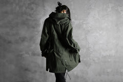 Load image into Gallery viewer, KLASICA WATER FALL MODS COAT / Ventile® UK L24 (OLIVE)