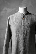 Load image into Gallery viewer, blackcrow band collar linen check shirt / sumi dyed (carbon)