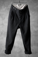 Load image into Gallery viewer, KLASICA 3TUCK TAPERED TROUSERS / RAMIE (CARBON)