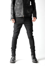 画像をギャラリービューアに読み込む, thomkrom OVERLOCKED BIAS FRONT SKINNY / STRETCH DENIM (BLACK)