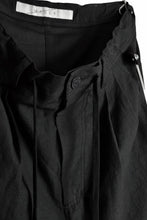 画像をギャラリービューアに読み込む, N/07 "MAUSK Detail"  Three Dimensional Wide Tuck & Dart Cropped Pants with Draw Code (BLACK)