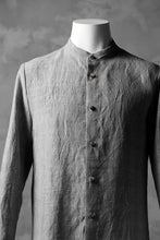 Load image into Gallery viewer, blackcrow band collar linen check shirt / sumi dyed (carbon)
