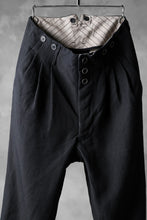 Load image into Gallery viewer, KLASICA 3TUCK TAPERED TROUSERS / RAMIE (CARBON)