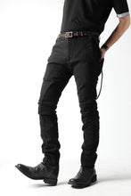 画像をギャラリービューアに読み込む, thomkrom OVER LOCKED SLIM TROUSERS / FADE STRETCH DENIM (BLACK)