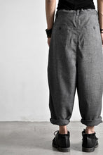 画像をギャラリービューアに読み込む, N/07 "MAUSK Detail" Three Dimensional Wide Tuck / Dart Cropped Pants #2 (GREY)